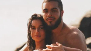 alane-dias-posa-em-clima-de-romance-com-francisco-gil-em-noronha-1768350778727_v2_900x506.png.webp