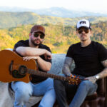 Felipe e Rodrigo revisitam sucessos da carreira em projeto acústico com clima intimista