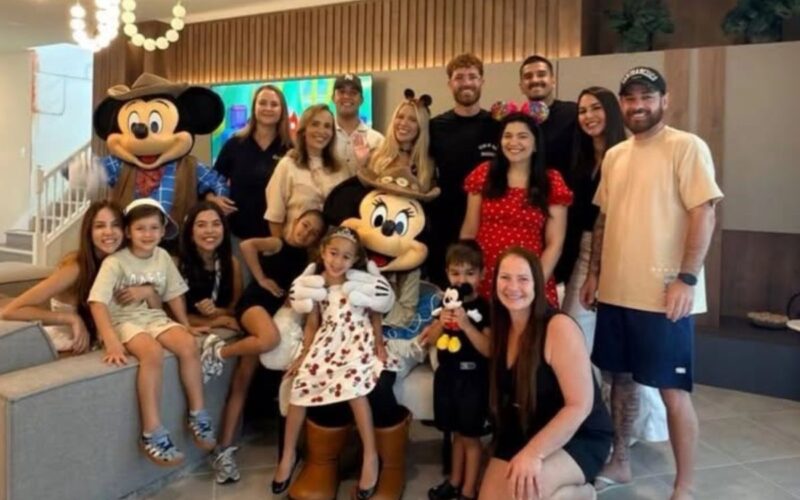 Karoline-Lima-e-Leo-Pereira-com-a-familia.jpg